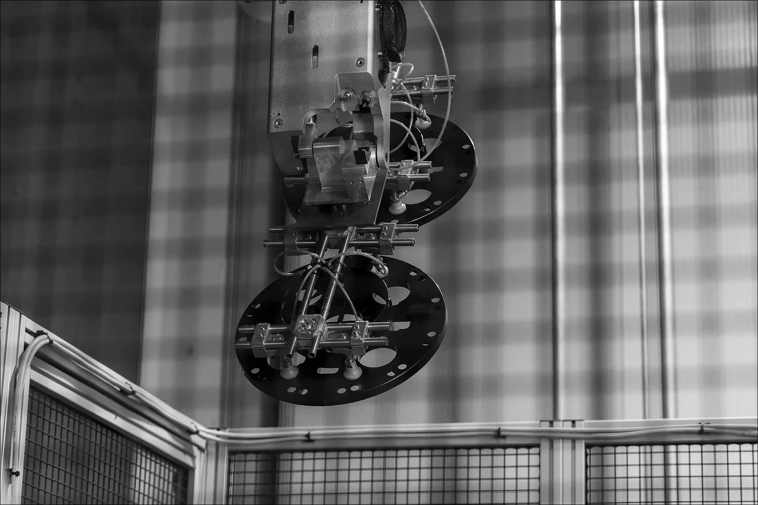 Circular vacuum grip array robot