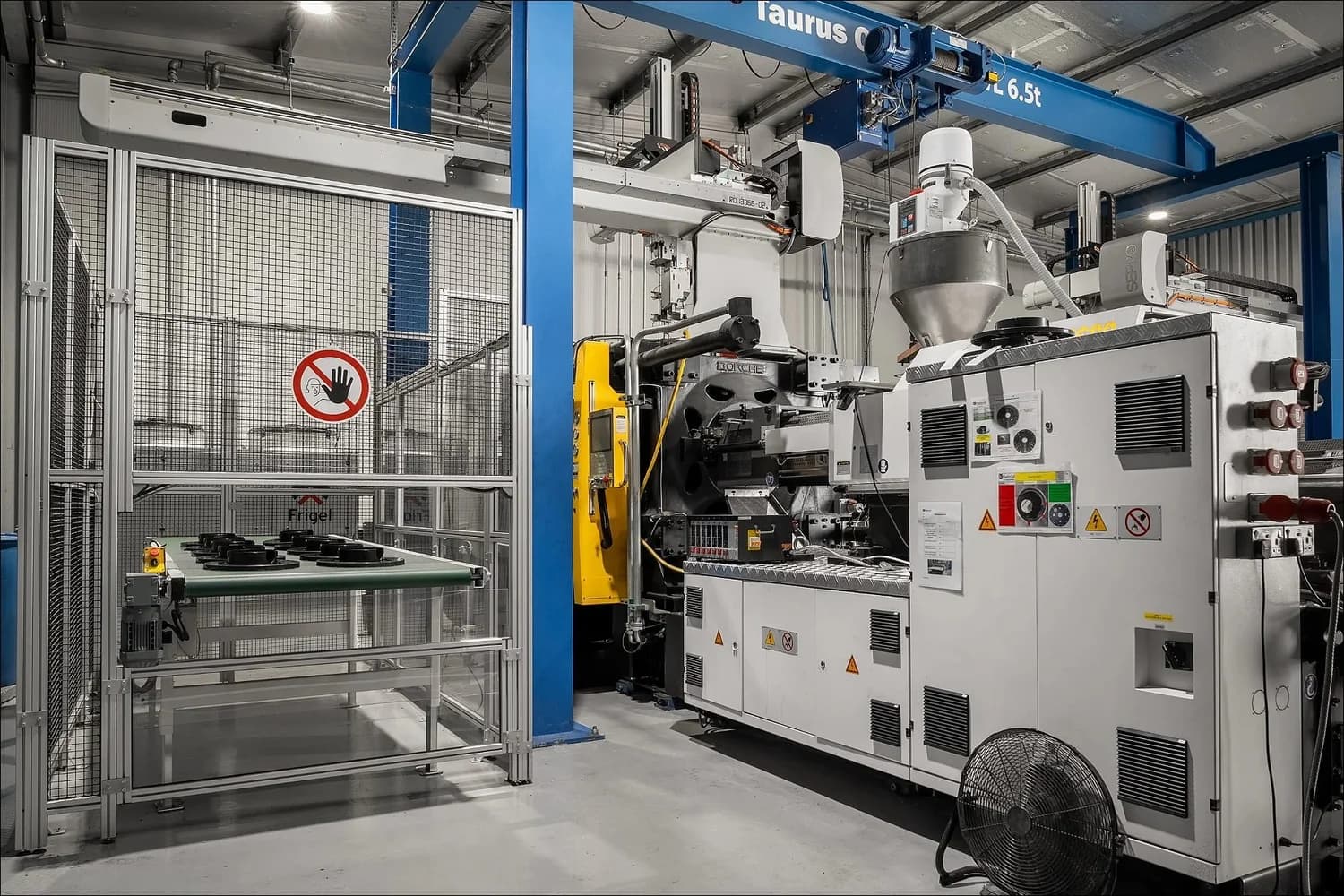 Taurus gantry crane injection molding cell