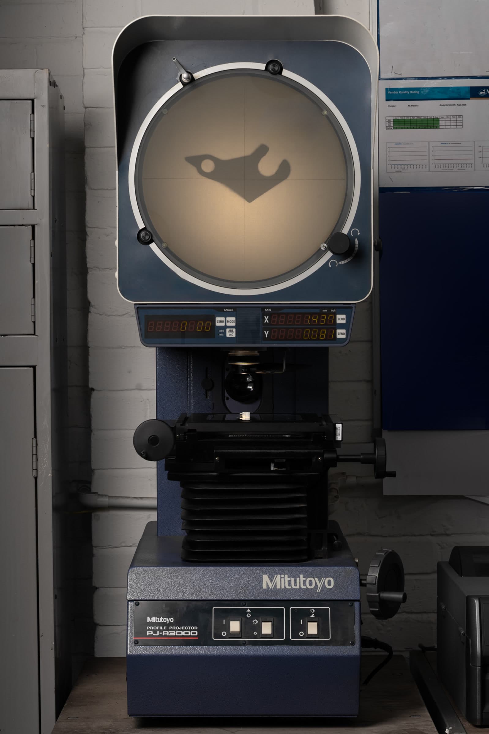 Optical measuring machine used to inspect manufactured components