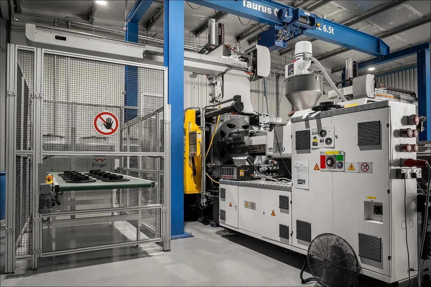 Taurus gantry crane injection molding cell