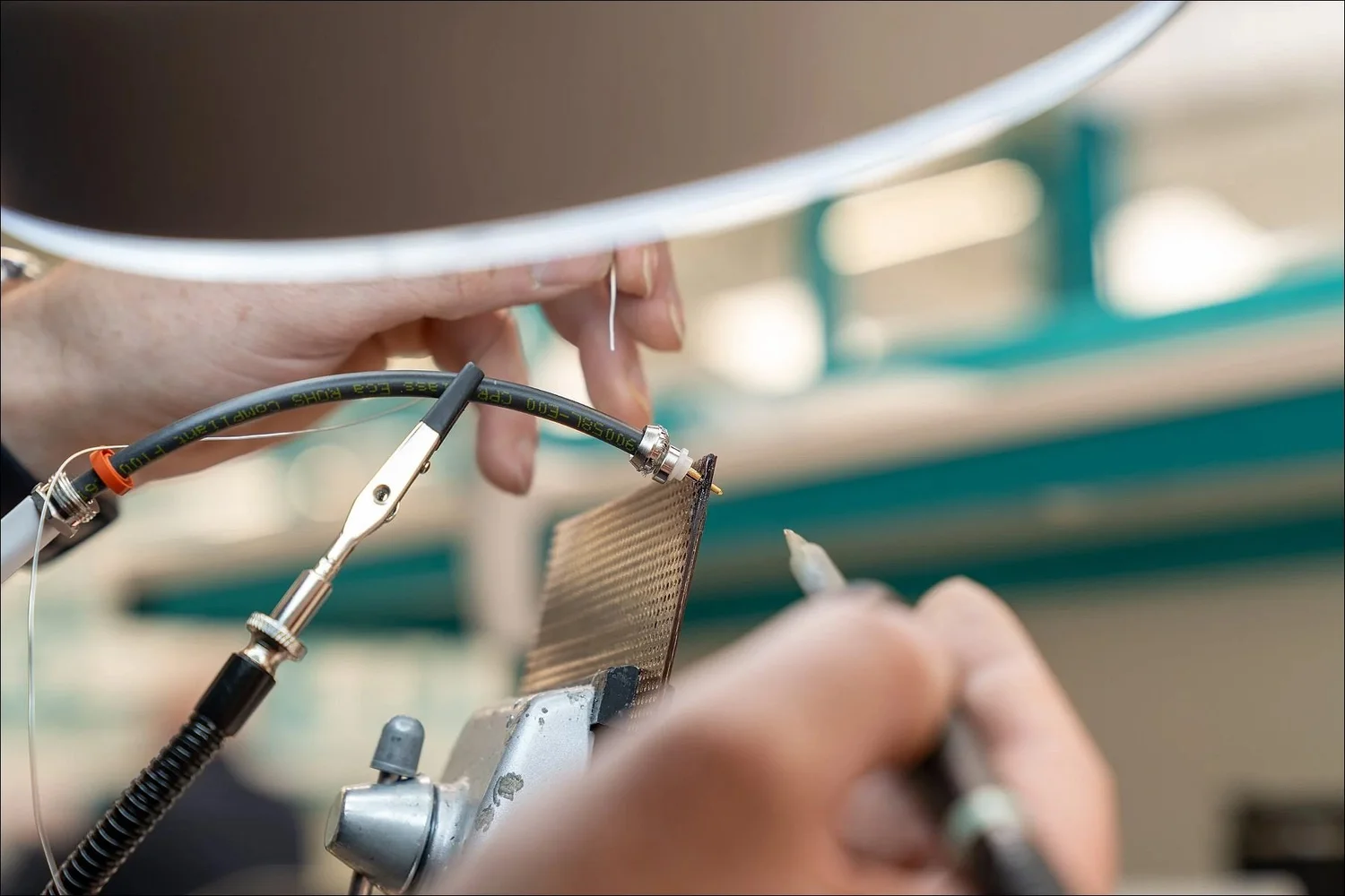 Articulated soldering arm holding connector