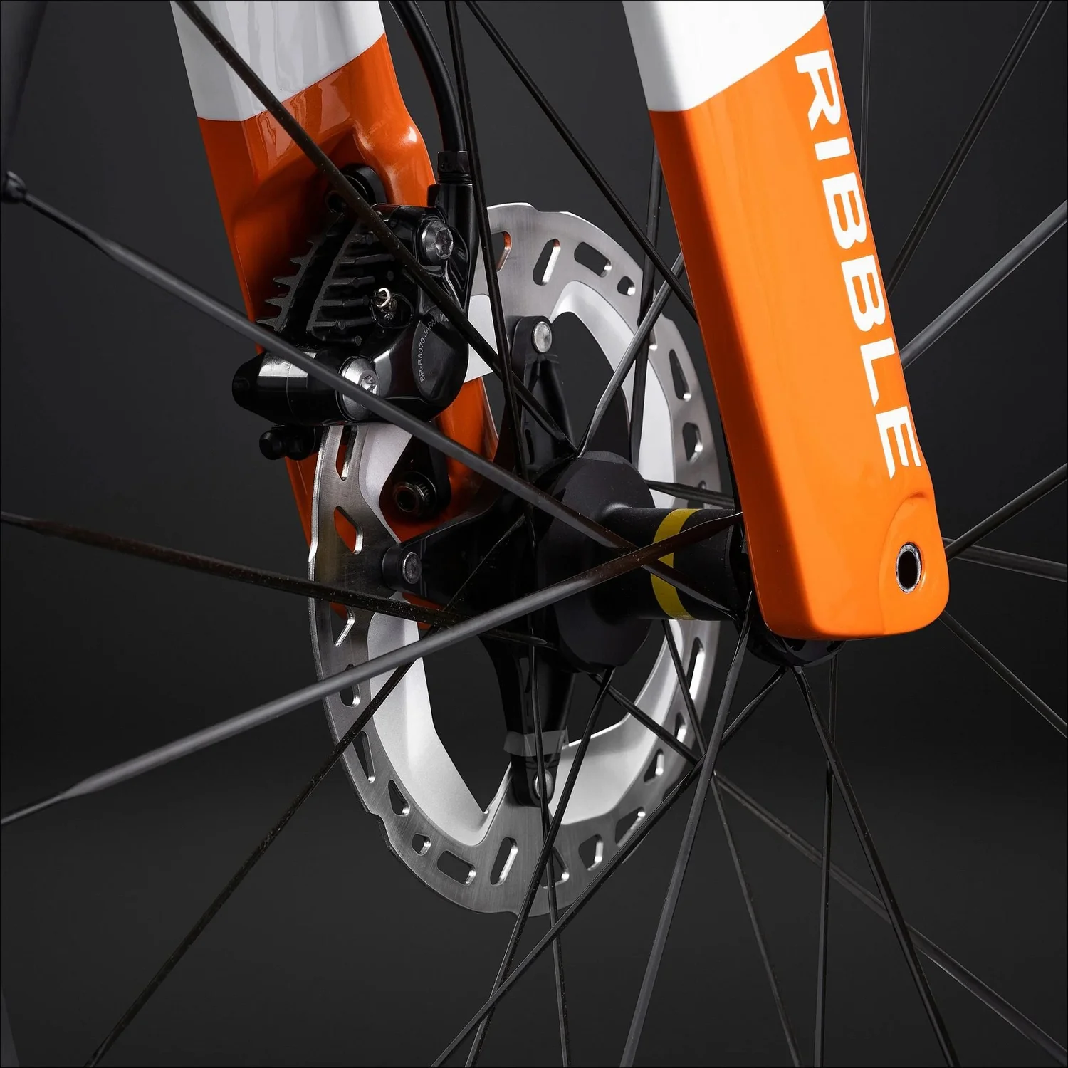 Finned hydraulic caliper and ribble fork leg