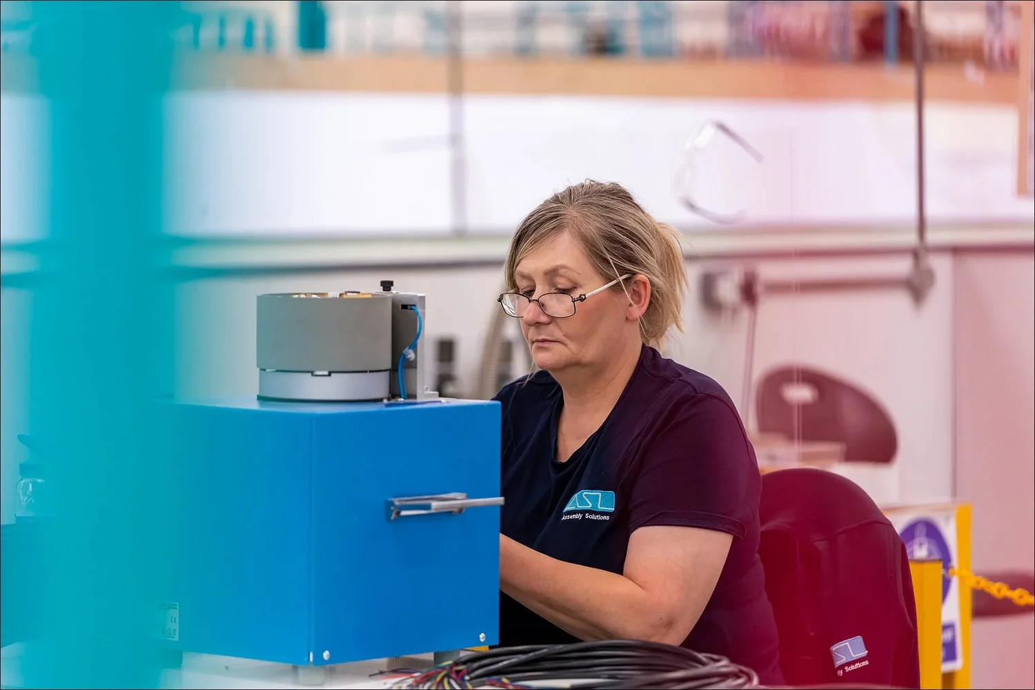 Female operator blue wire processing machine